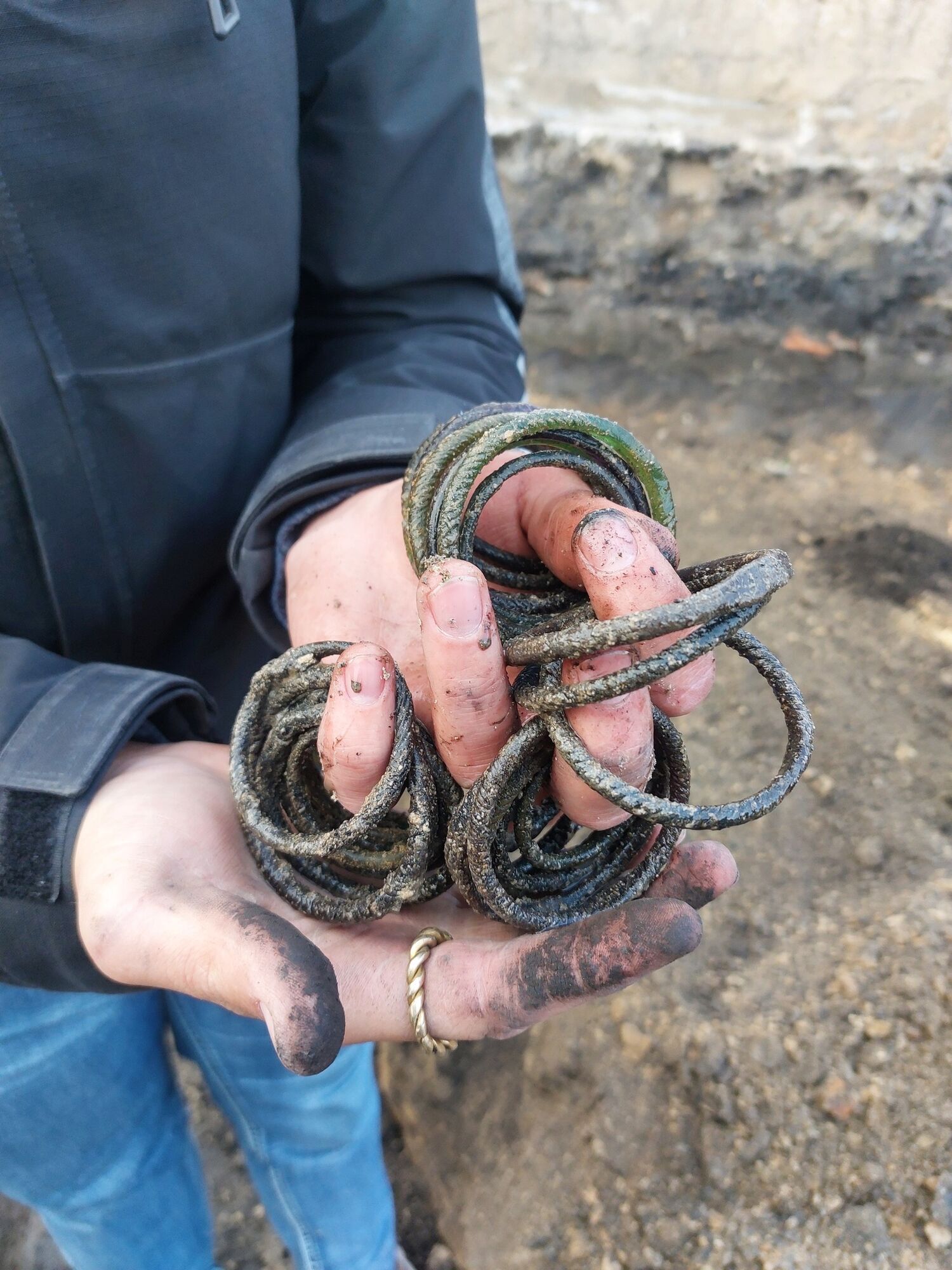 "Сокровища купца": на Волыни археологи нашли древние стеклянные браслеты. Фото