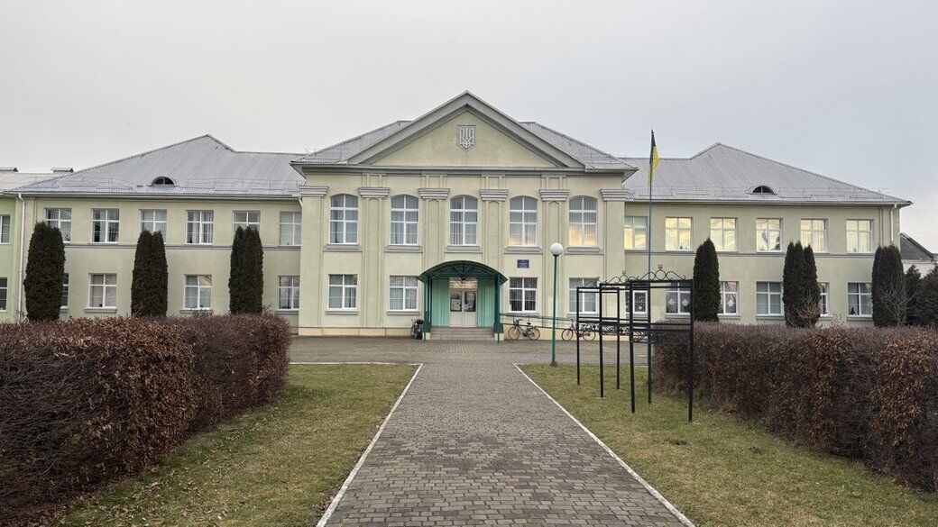 Не проводила уроки, змінювала розклад і цькувала дитину: вчителька початкових класів на Львівщині отримала догану