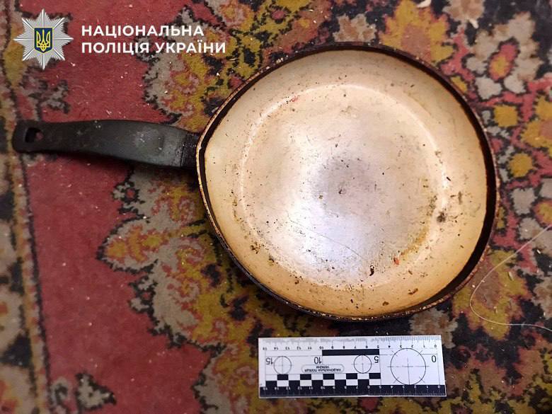 У Києві на Троєщині чоловік чавунною сковорідкою побив свою бабусю та батька. Подробиці, фото та відео