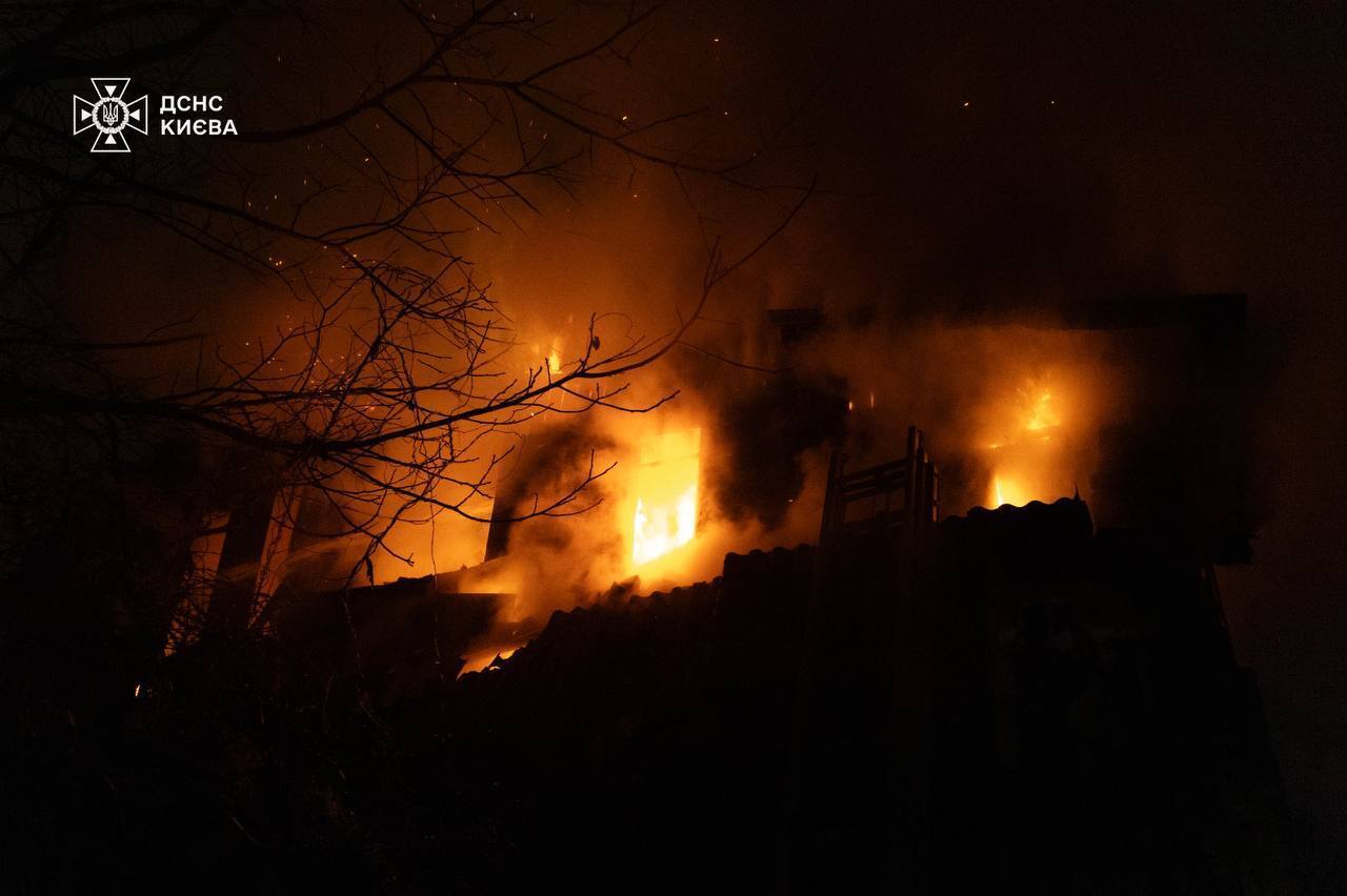 В Киеве пожар в частном доме унес жизнь мужчины. Подробности, фото и видео