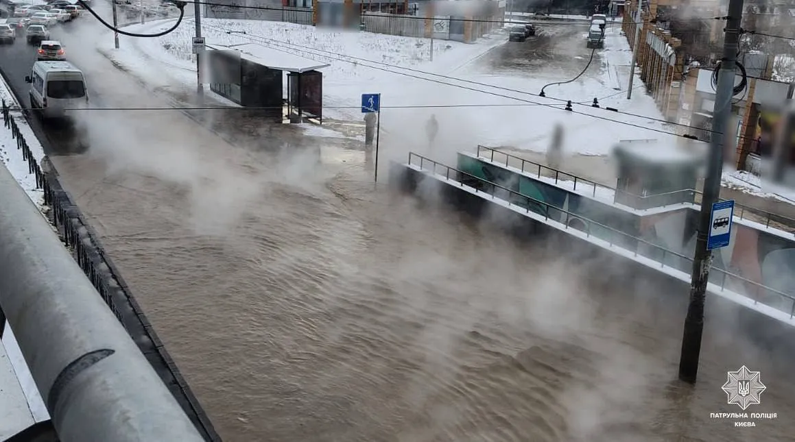 Дорогу залило кипятком и затянуло паром: в Киеве произошел масштабный прорыв теплосети. Фото и видео