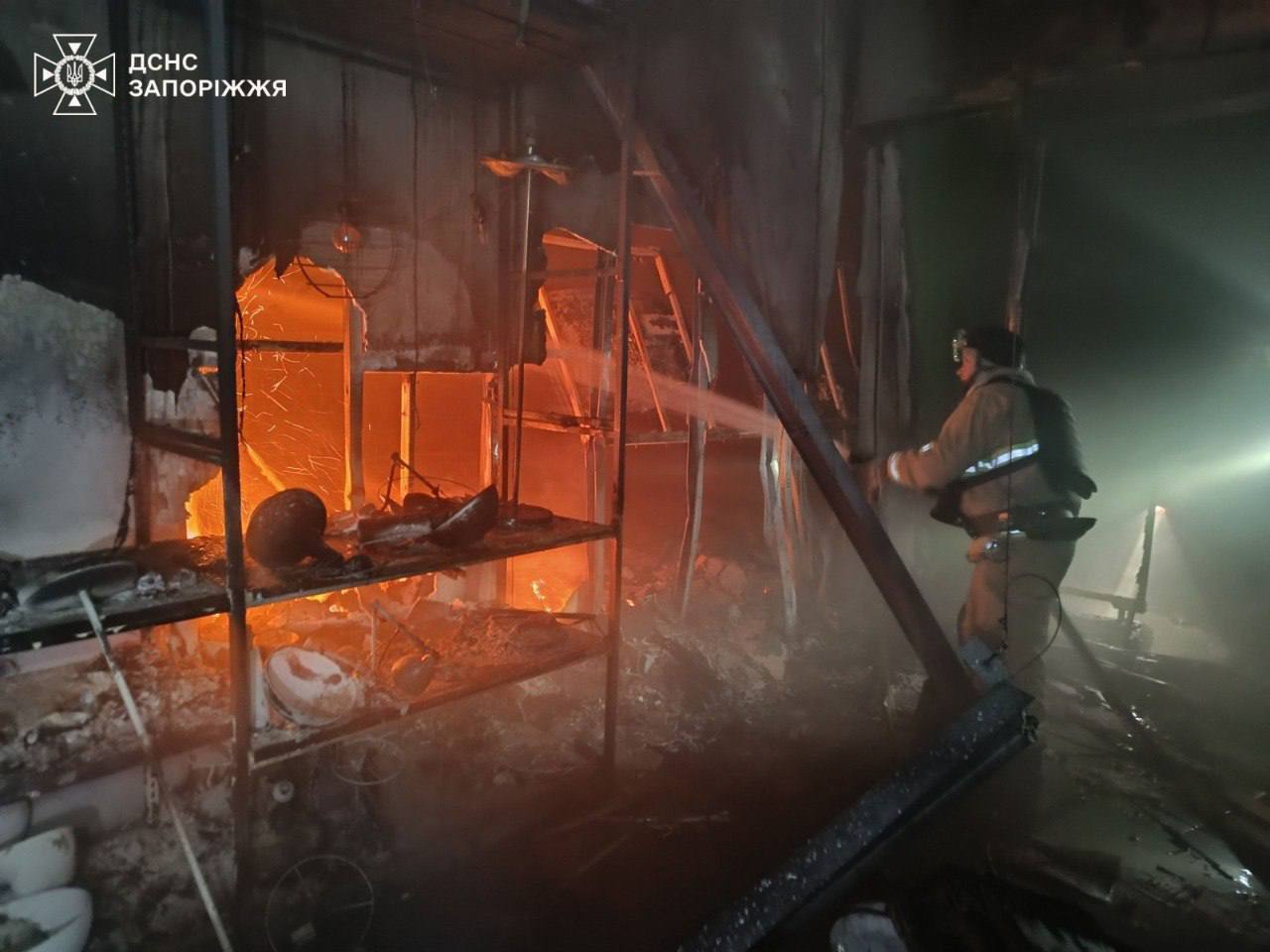 Росія ударила по Запоріжжю дроном: спалахнув екскаватор, водій загинув