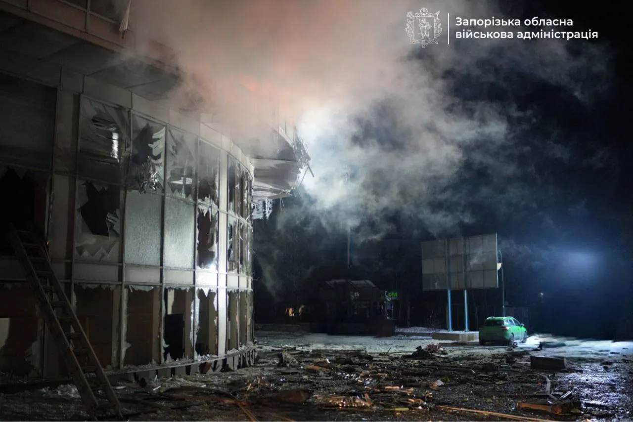 Росія ударила по Запоріжжю дроном: спалахнув екскаватор, водій загинув