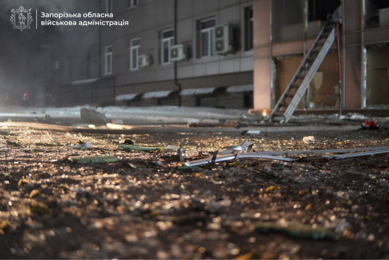 Под ударом были дома и ТЦ: Запорожье пережило одну из самых массированных атак дронов, произошли пожары. Фото и видео