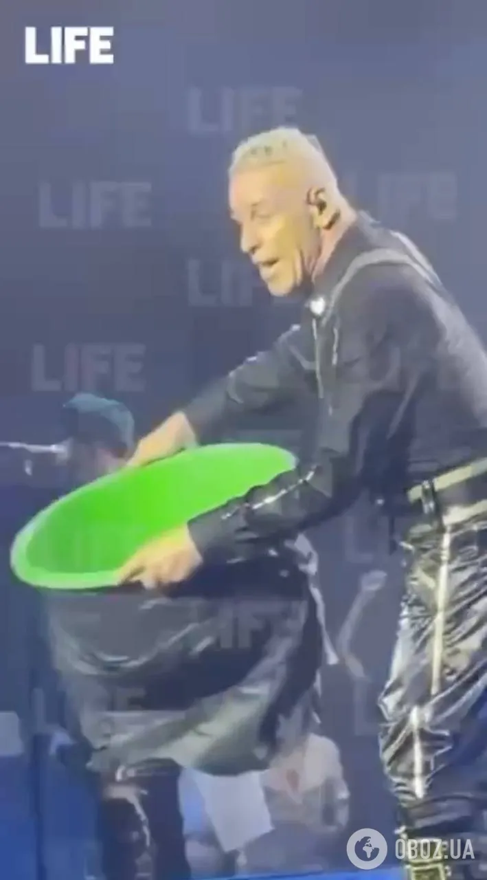 Барабанщик Rammstein швырнул торт россиянину в лицо во время новогоднего концерта. Эпическое видео