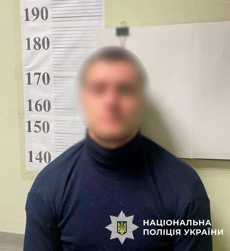 У Києві на Троєщині чоловік чавунною сковорідкою побив свою бабусю та батька. Подробиці, фото та відео