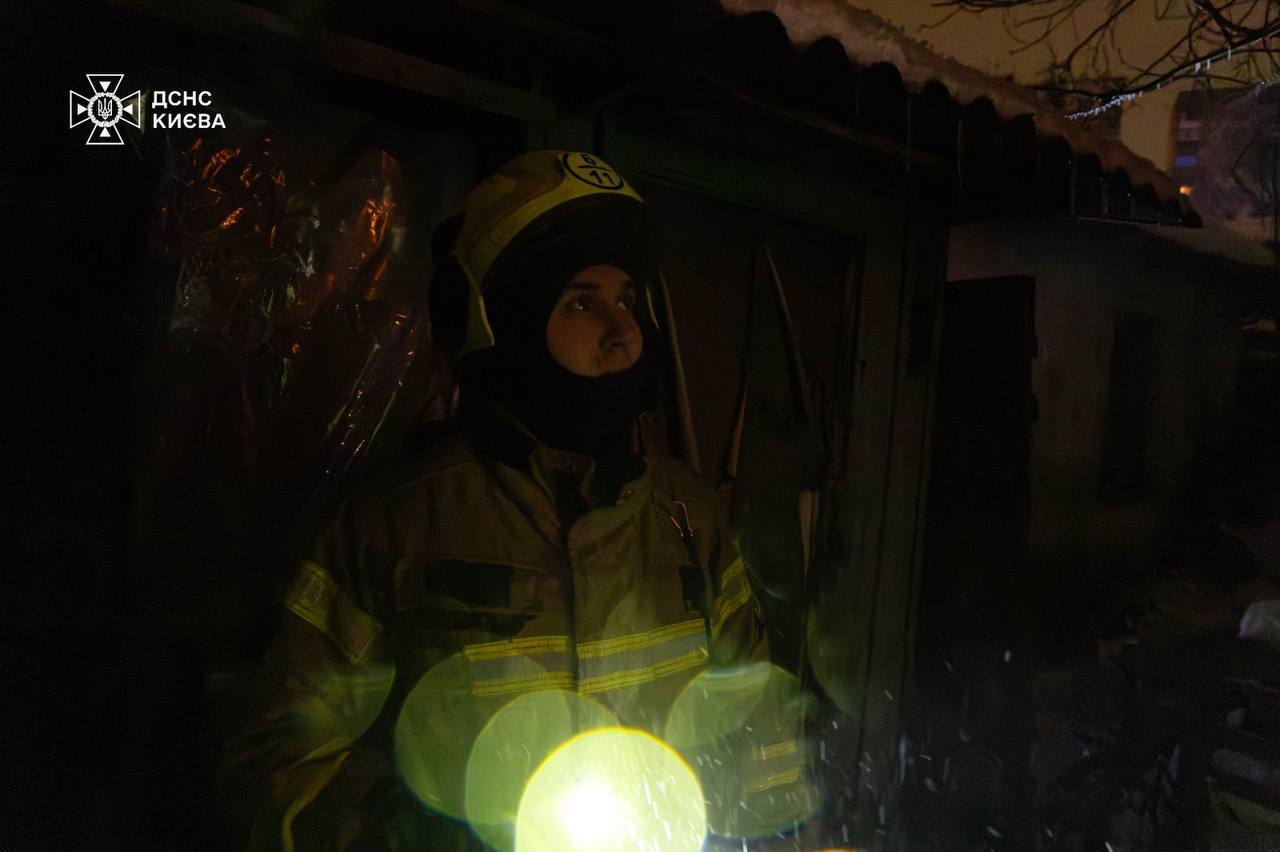 В Киеве пожар в частном доме унес жизнь мужчины. Подробности, фото и видео
