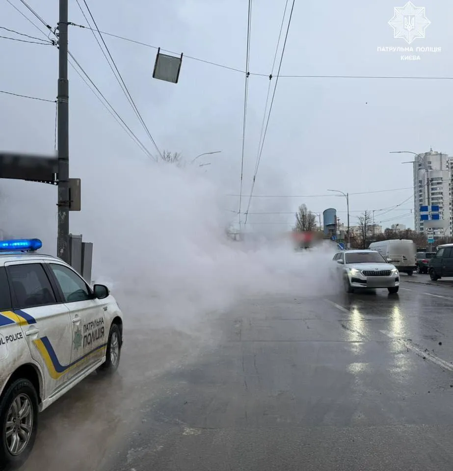 Дорогу залило кипятком и затянуло паром: в Киеве произошел масштабный прорыв теплосети. Фото и видео