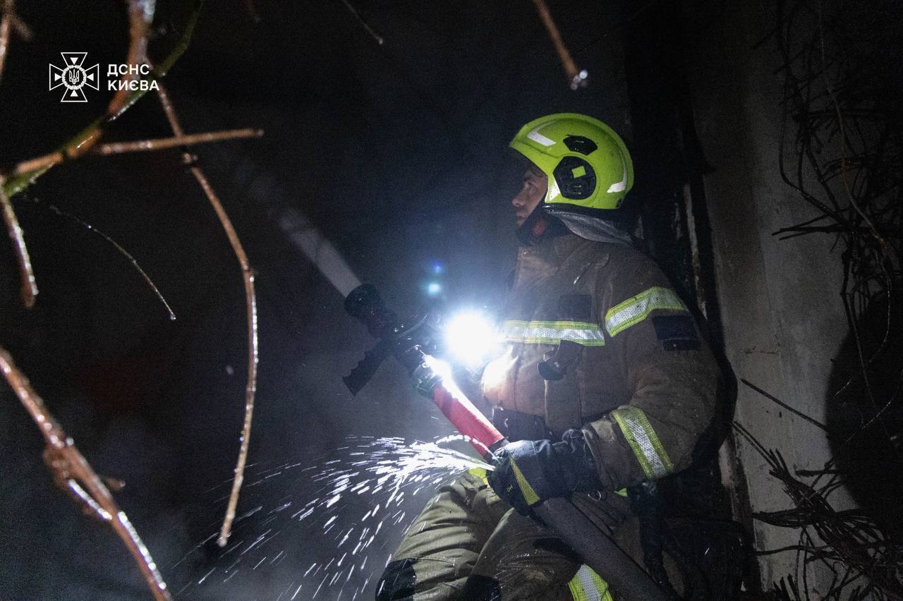 В Киеве пожар в частном доме унес жизнь мужчины. Подробности, фото и видео
