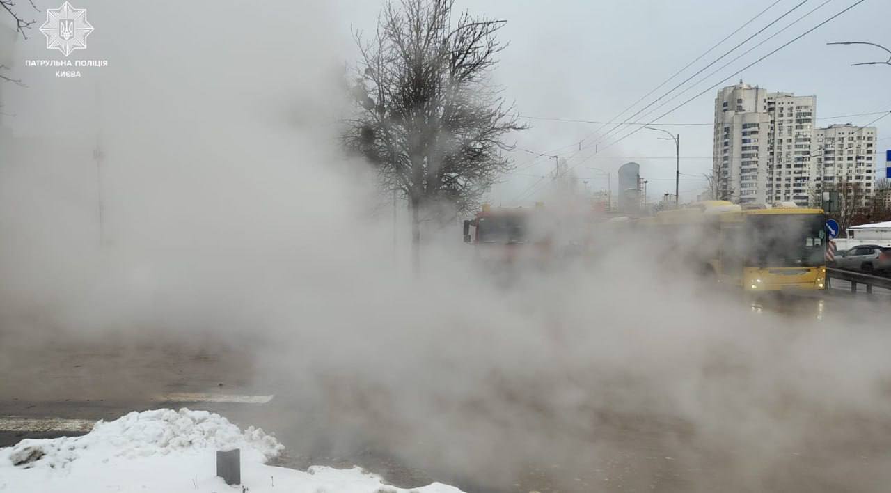 Дорогу залило кипятком и затянуло паром: в Киеве произошел масштабный прорыв теплосети. Фото и видео