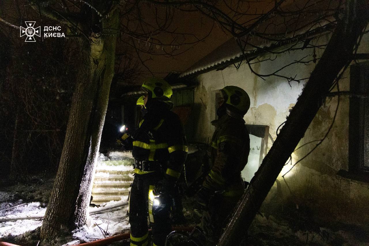 В Киеве пожар в частном доме унес жизнь мужчины. Подробности, фото и видео