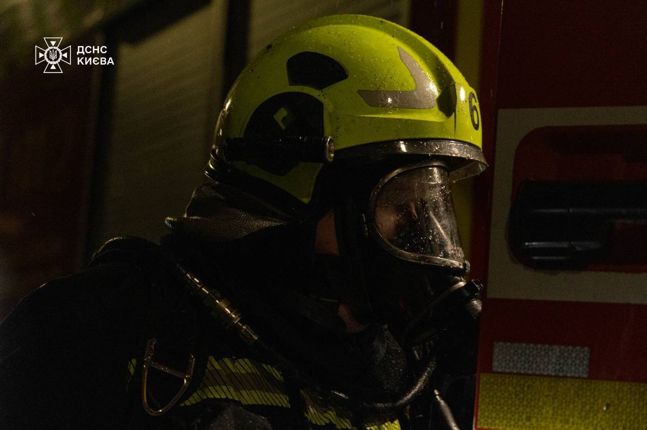 В Киеве пожар в частном доме унес жизнь мужчины. Подробности, фото и видео