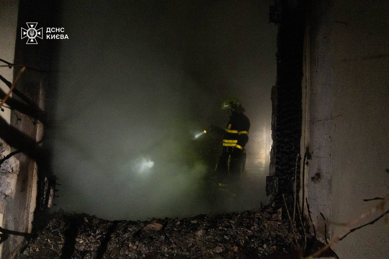 В Киеве пожар в частном доме унес жизнь мужчины. Подробности, фото и видео