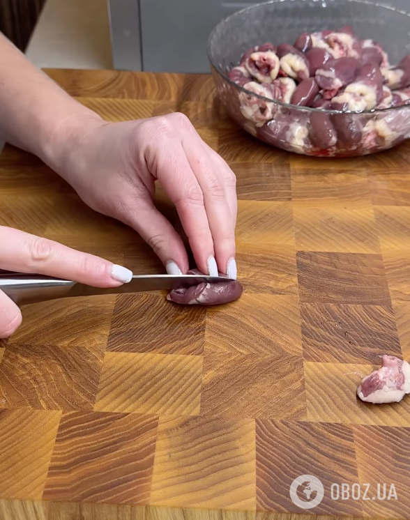 Тушковані курячі сердечка в сметані та з овочами: рецепт бюджетної та смачної страви