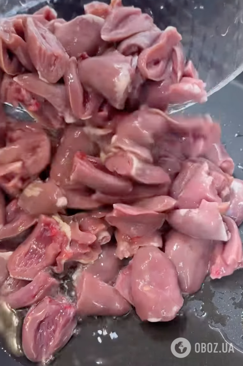 Тушковані курячі сердечка в сметані та з овочами: рецепт бюджетної та смачної страви