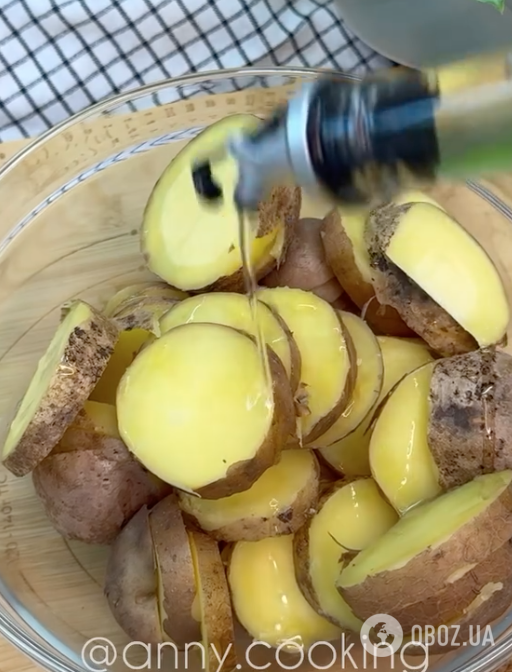 Як із печі: смачна запечена картопля по-українськи із салом і спеціями