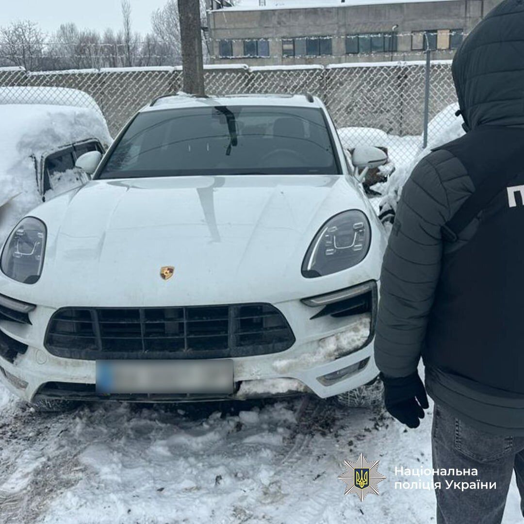 Погрожував фізичною розправою: у Хмельницькому поліція затримала іноземця, який вимагав $300 тис. у криптобізнесмена. Фото і відео