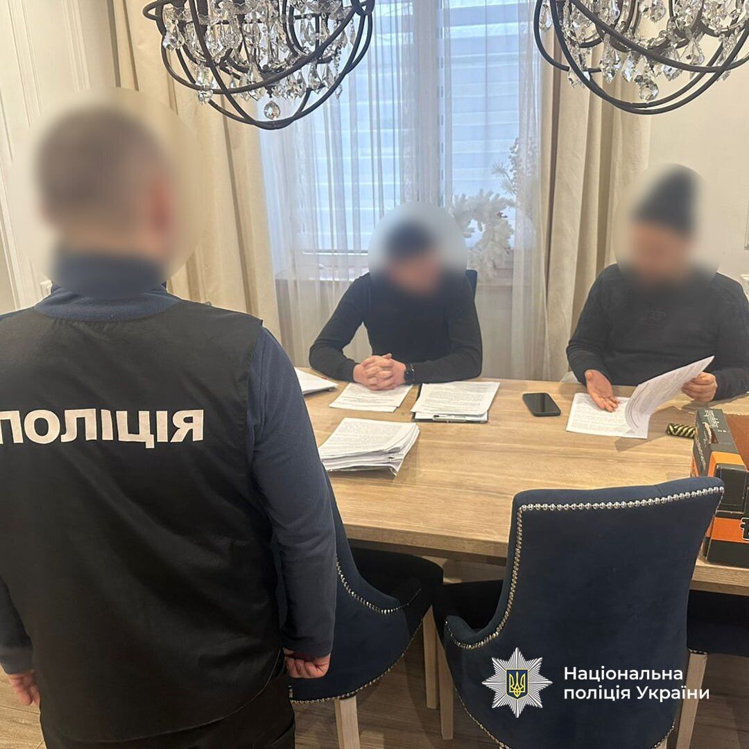 Погрожував фізичною розправою: у Хмельницькому поліція затримала іноземця, який вимагав $300 тис. у криптобізнесмена. Фото і відео