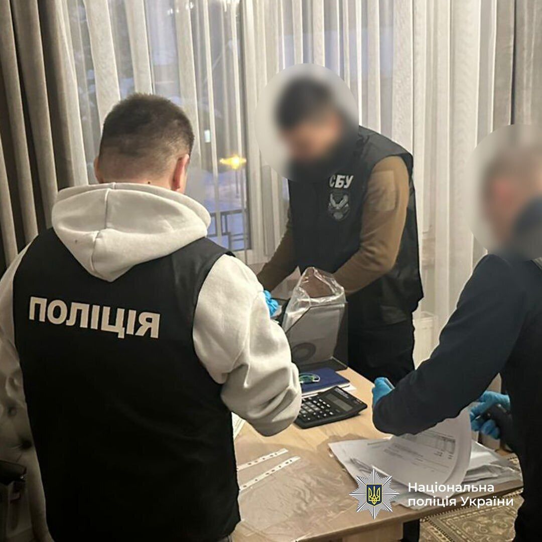 Погрожував фізичною розправою: у Хмельницькому поліція затримала іноземця, який вимагав $300 тис. у криптобізнесмена. Фото і відео