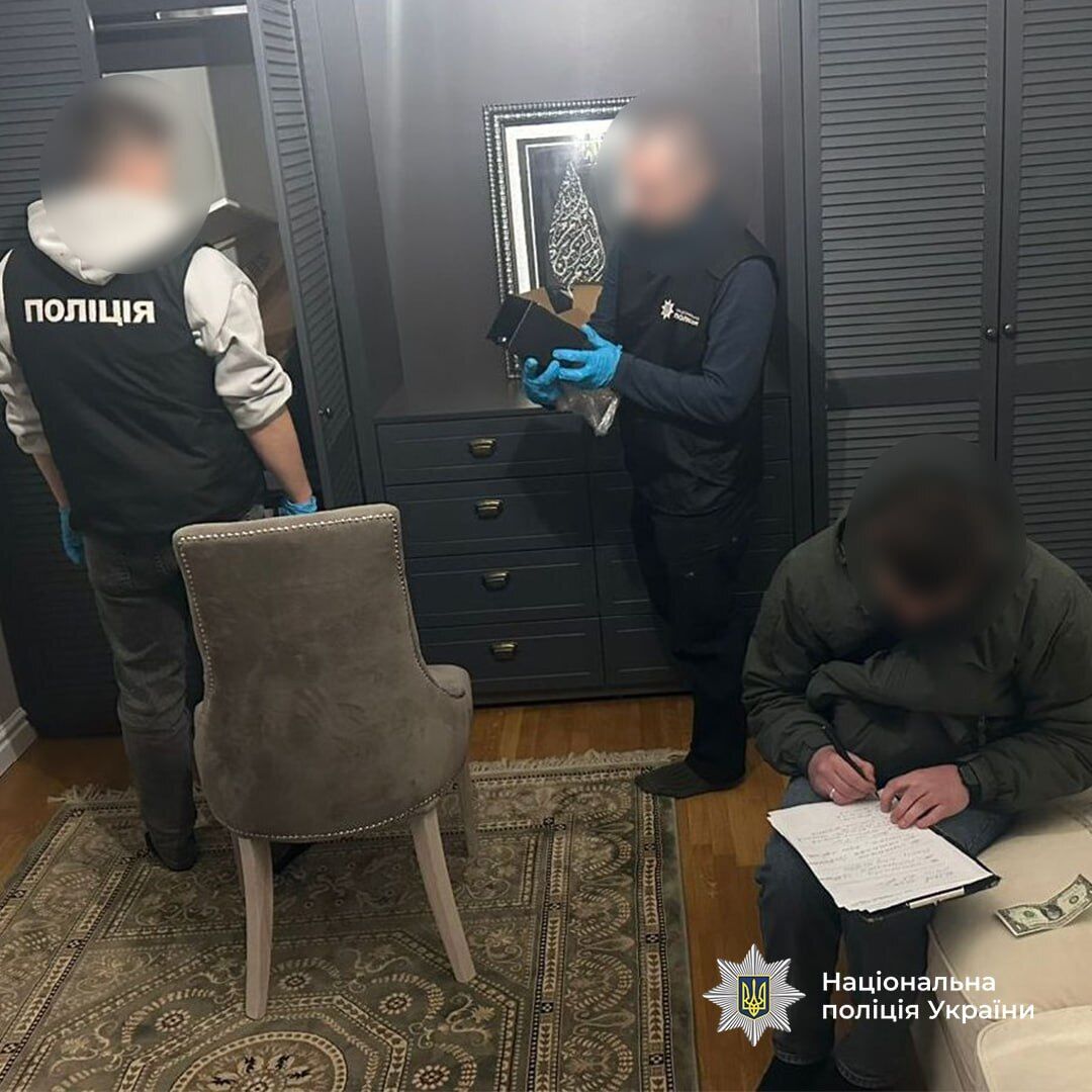 Погрожував фізичною розправою: у Хмельницькому поліція затримала іноземця, який вимагав $300 тис. у криптобізнесмена. Фото і відео