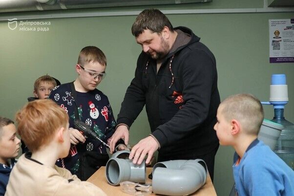 Техническое моделирование с большой миссией: в Днепре дети помогают животным фронта, создавая модульные кормушки