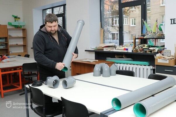 Техническое моделирование с большой миссией: в Днепре дети помогают животным фронта, создавая модульные кормушки