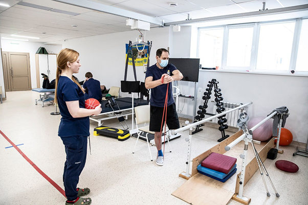 Нові операційні, центри ментального здоров'я, трансплантація та реабілітація: як лікарні Дніпра тримають тил