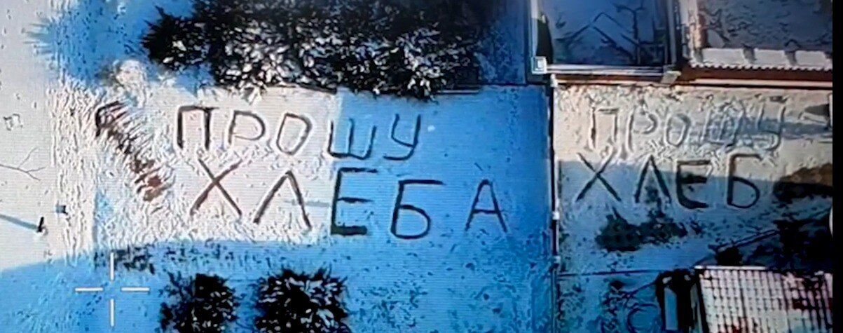 "Прошу хлеба": в Константиновке украинский пилот дрона помог пожилой женщине, которая оставила "послание" на снегу. Видео