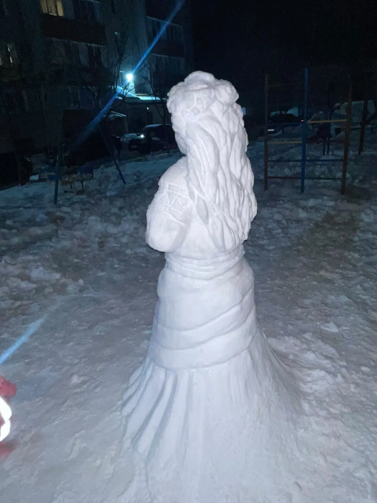 В Івано-Франківську зліпили зі снігу "ляльку-мотанку" у людський зріст. Фото і відео