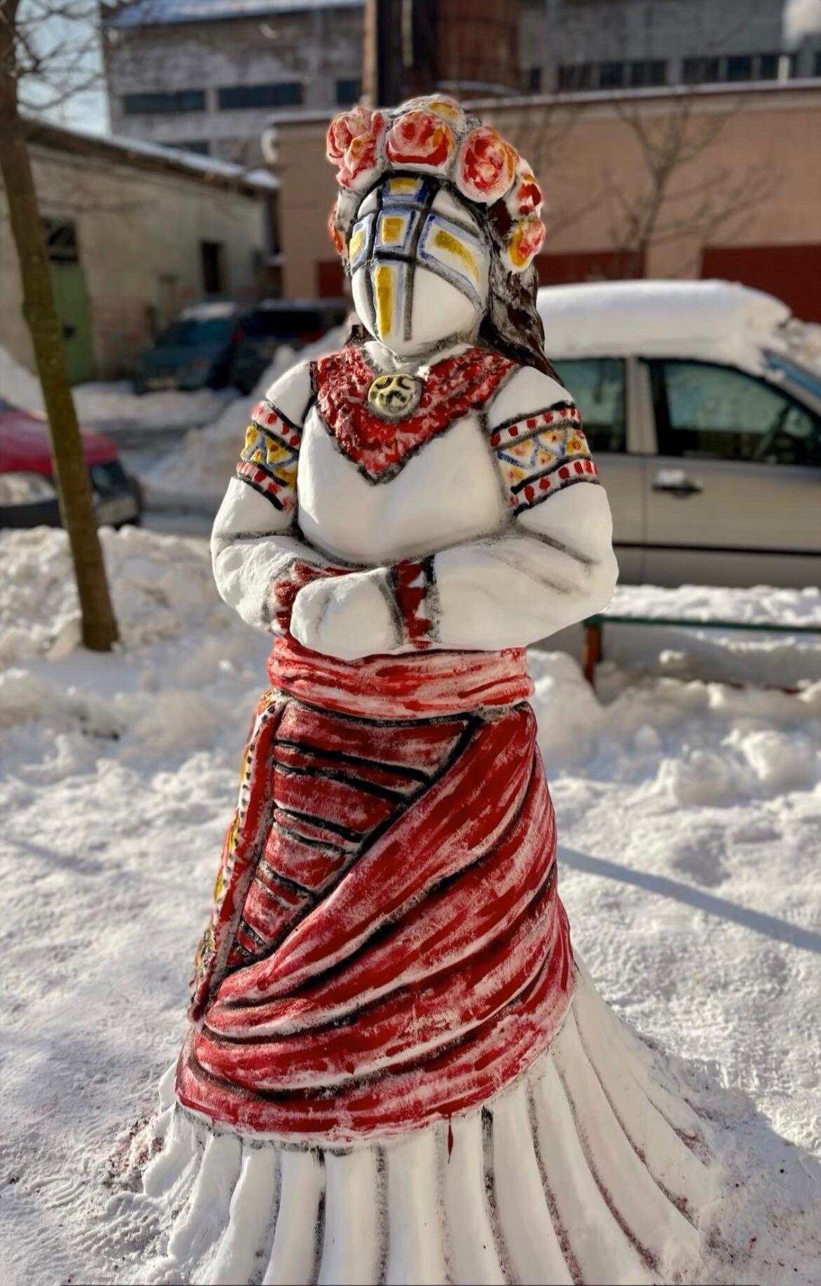 В Івано-Франківську зліпили зі снігу "ляльку-мотанку" у людський зріст. Фото і відео