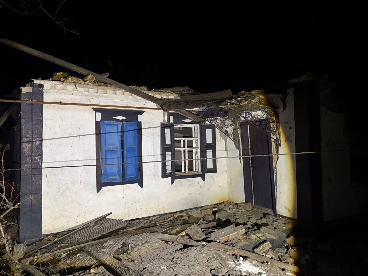 Окупанти вночі вдарили по Дніпру: сталась пожежа, є постраждалі