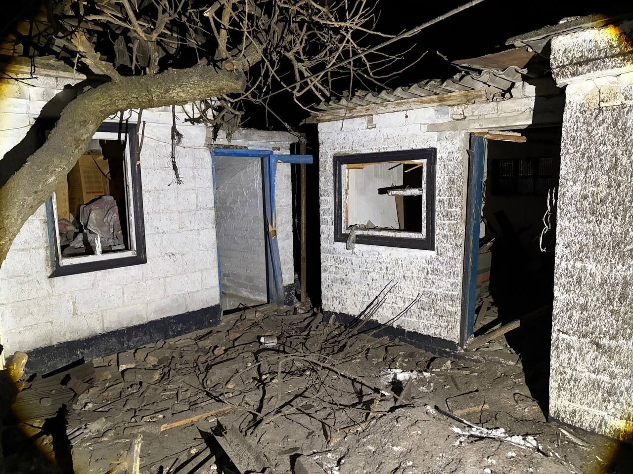 Окупанти вночі вдарили по Дніпру: сталась пожежа, є постраждалі