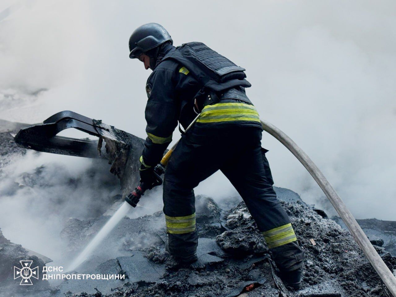 Окупанти вночі вдарили по Дніпру: сталась пожежа, є постраждалі