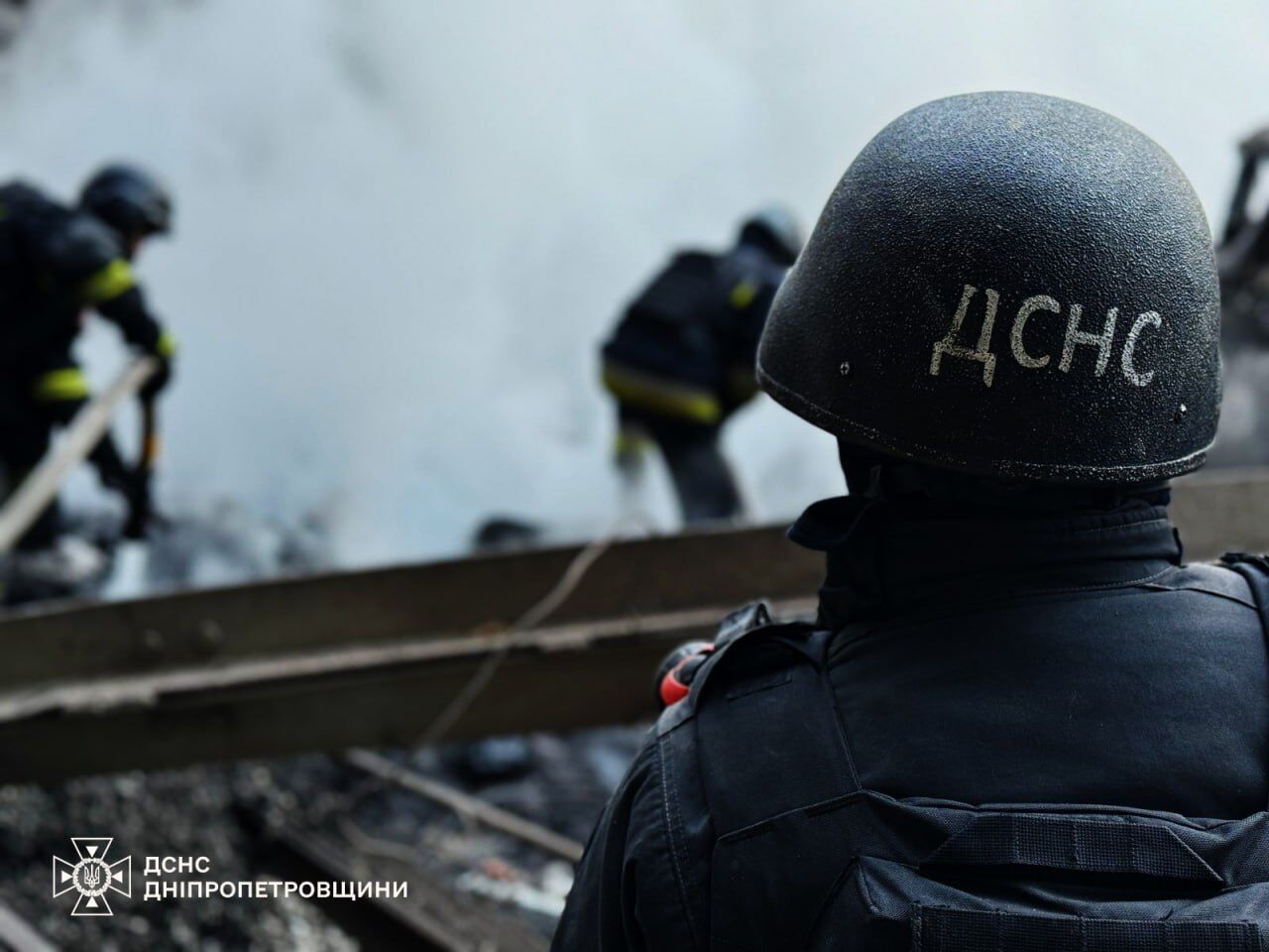 Окупанти вночі вдарили по Дніпру: сталась пожежа, є постраждалі