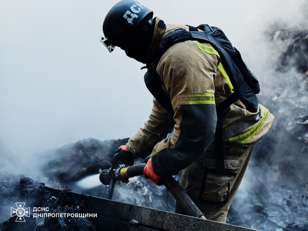 Окупанти вночі вдарили по Дніпру: сталась пожежа, є постраждалі