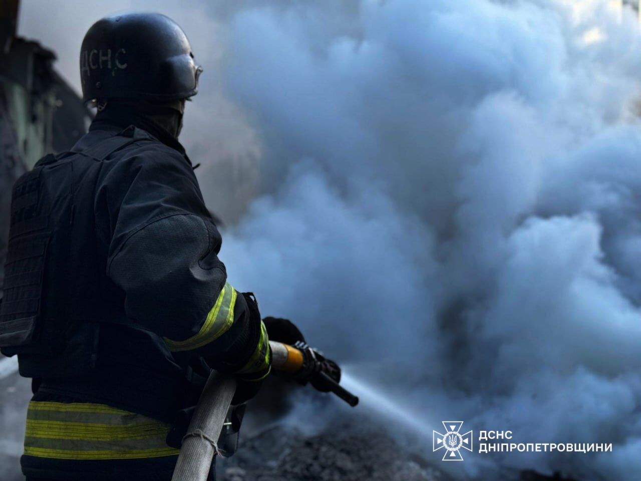 Окупанти вночі вдарили по Дніпру: сталась пожежа, є постраждалі