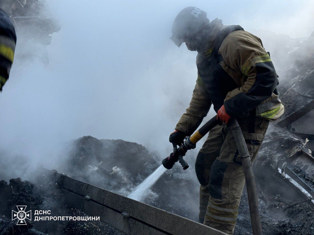 Окупанти вночі вдарили по Дніпру: сталась пожежа, є постраждалі