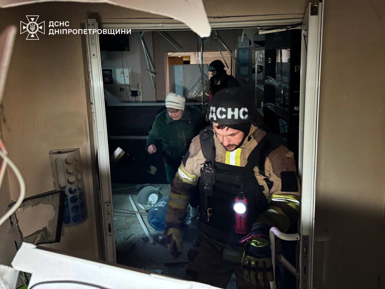 Окупанти вночі вдарили по Дніпру: сталась пожежа, є постраждалі