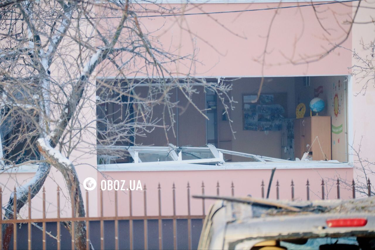 Дрон вибухнув у повітрі, пошкоджено школу: наслідки обстрілу РФ на Русанівці в Києві. Фото та відео