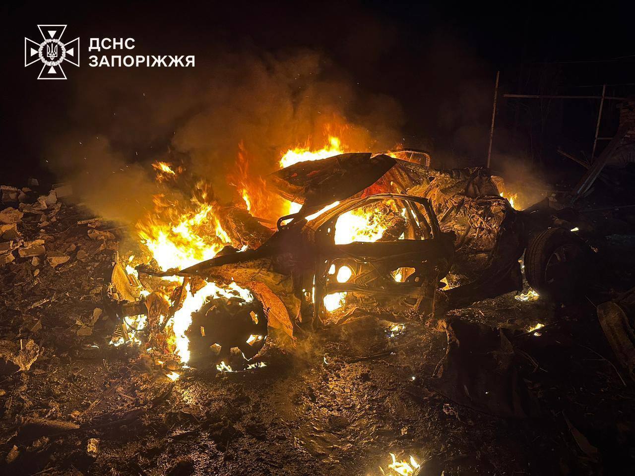 Росія атакувала Запоріжжя "Шахедами": троє загиблих, без електрики залишилося майже 1500 абонентів. Фото й відео