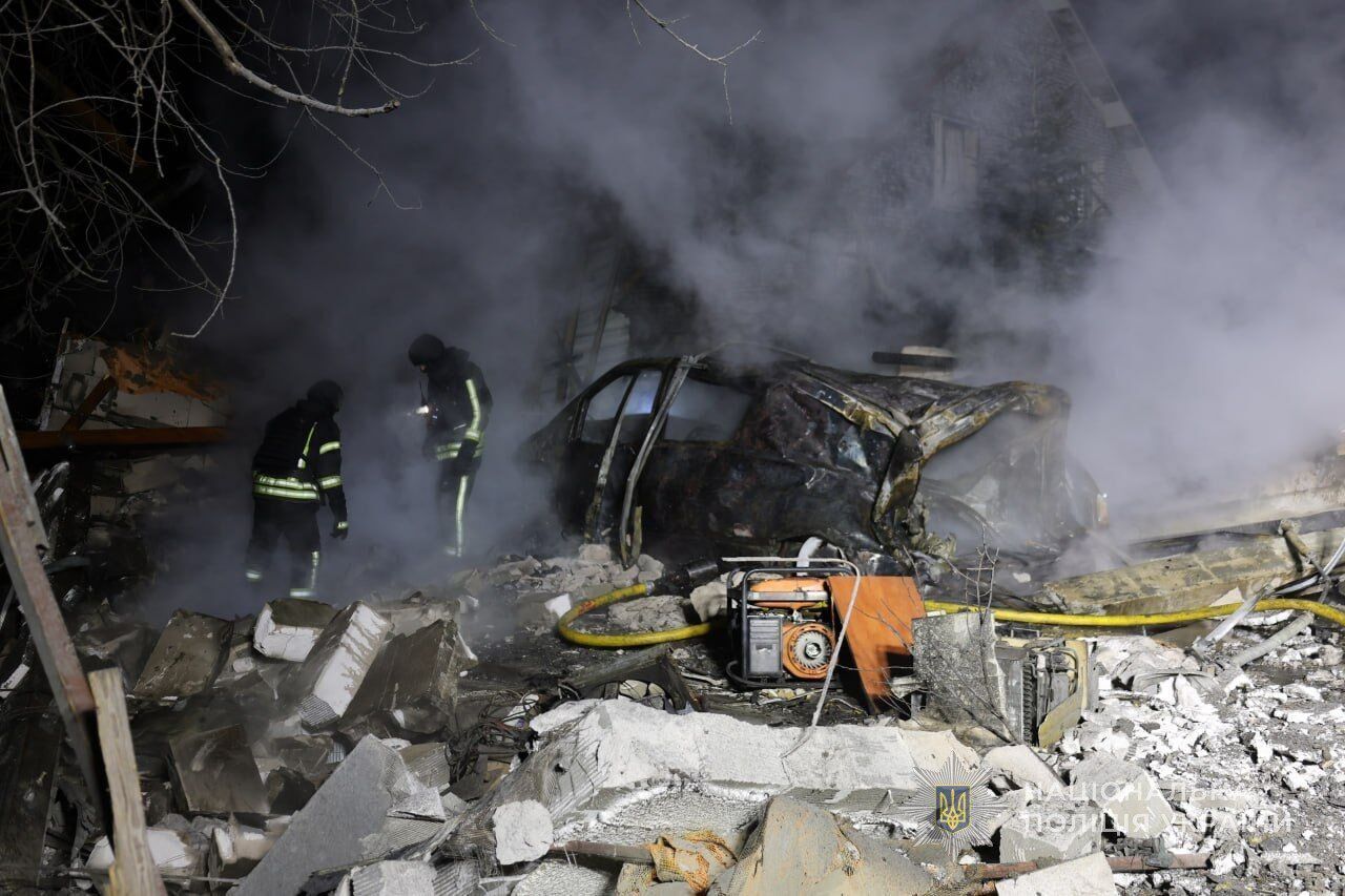 Росія атакувала Запоріжжя "Шахедами": троє загиблих, без електрики залишилося майже 1500 абонентів. Фото й відео