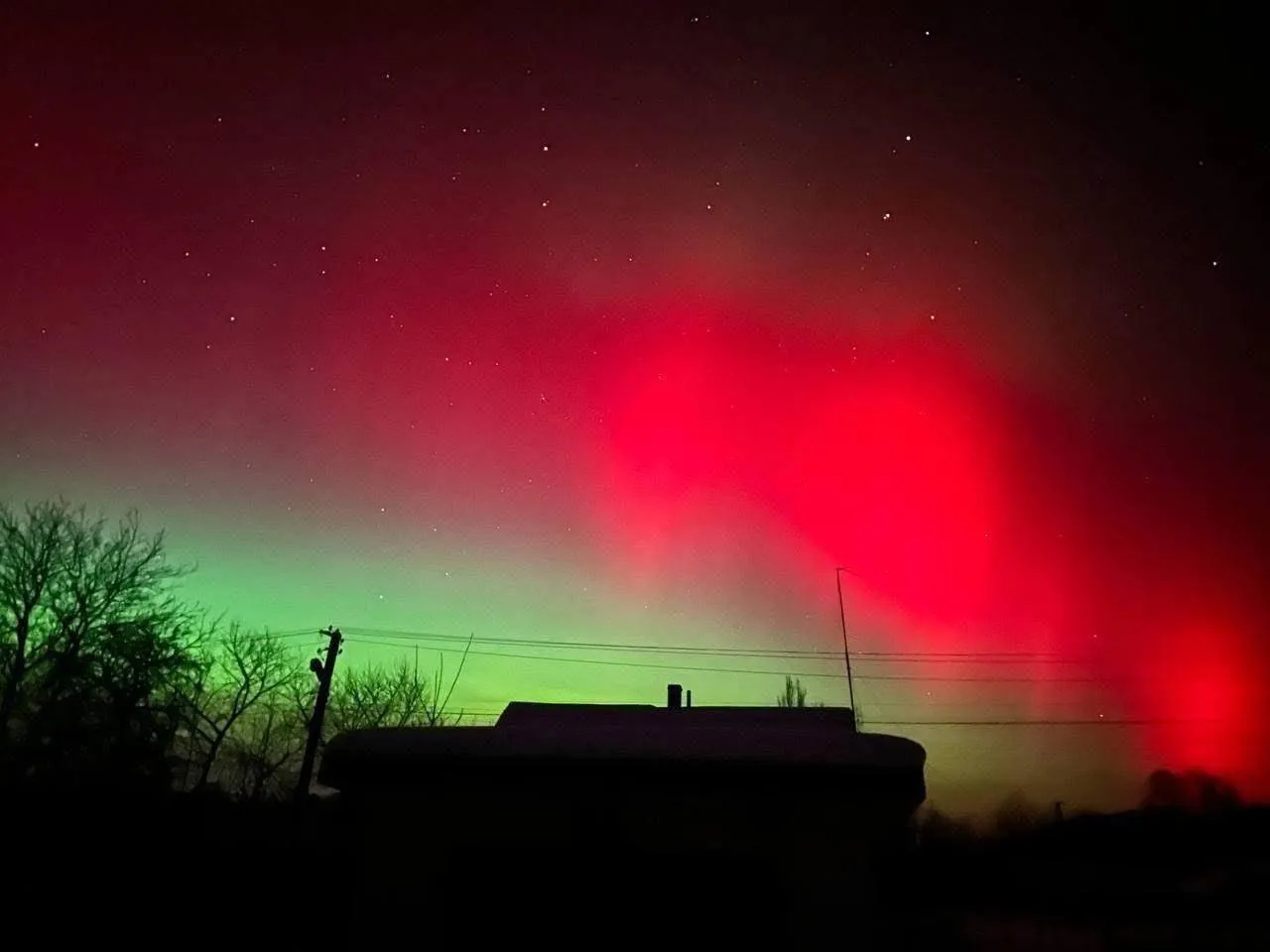 Над Україною другий день спостерігається полярне сяйво: що це за явище. Фото та відео
