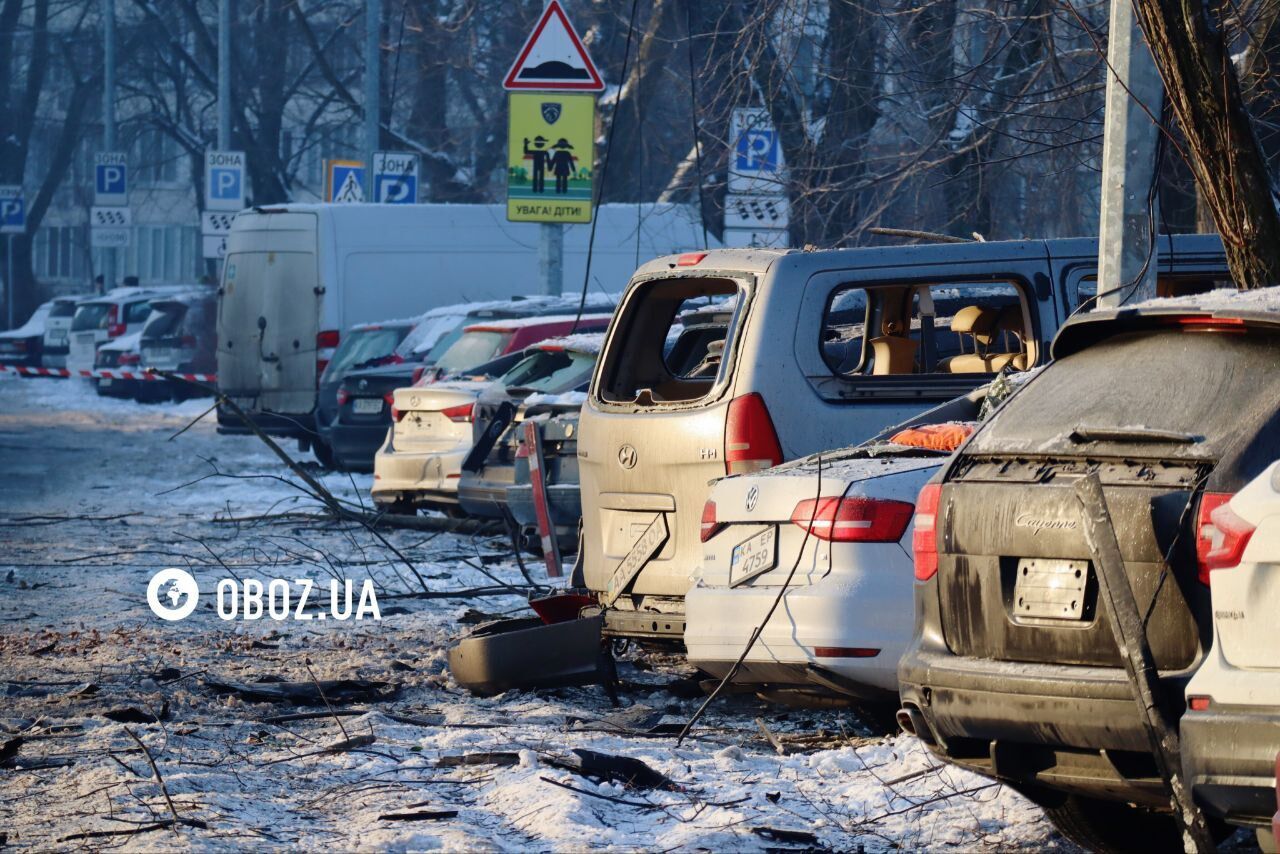 Дрон вибухнув у повітрі, пошкоджено школу: наслідки обстрілу РФ на Русанівці в Києві. Фото та відео