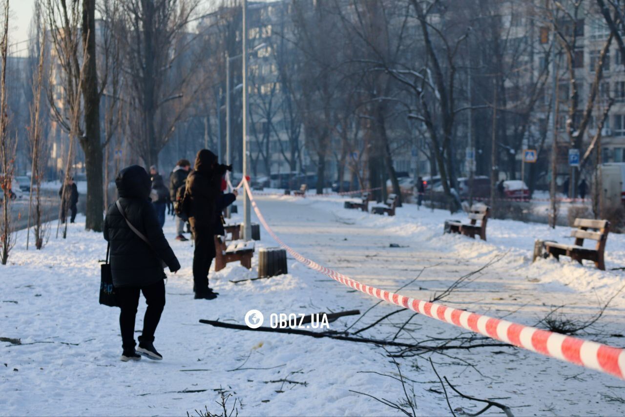 Дрон вибухнув у повітрі, пошкоджено школу: наслідки обстрілу РФ на Русанівці в Києві. Фото та відео