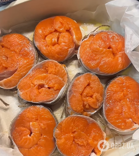 Как вкусно приготовить красную рыбу в духовке: добавьте пикантный соус и апельсин