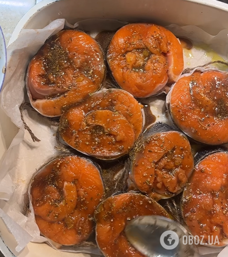 Как вкусно приготовить красную рыбу в духовке: добавьте пикантный соус и апельсин