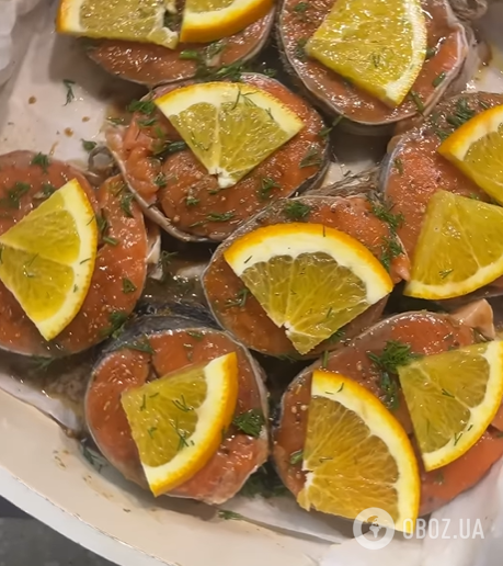 Как вкусно приготовить красную рыбу в духовке: добавьте пикантный соус и апельсин