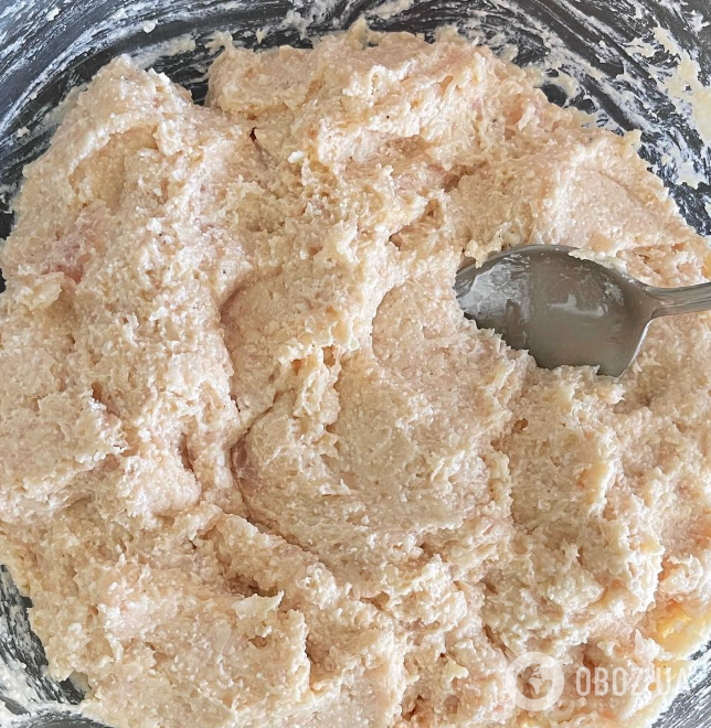 Що додати у фарш для курячих котлет, щоб вони були соковитими та м'якими: лише один інгредієнт