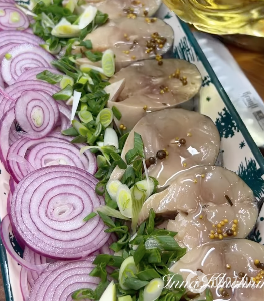 Как вкусно замариновать скумбрию: самый легкий рецепт