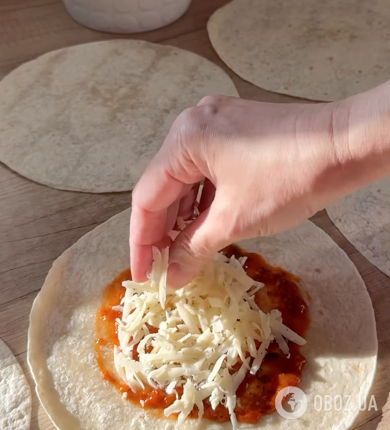 Лінивий пиріг із лаваша з сиром і ковбасою: легкий рецепт ситної страви